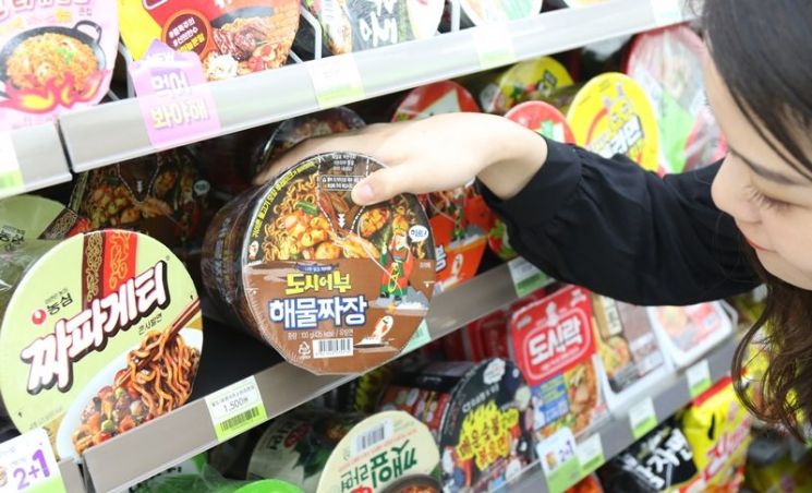 CU, 외로운 솔로들에게 짜장라면 쏜다…"블랙데이를 즐겁게"