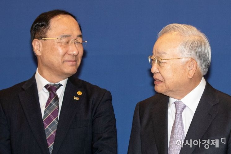 [포토] 의견 나누는 홍남기 부총리-손경식 회장