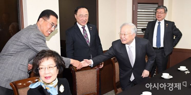 [포토] 악수하는 손경식 회장-김주영 위원장