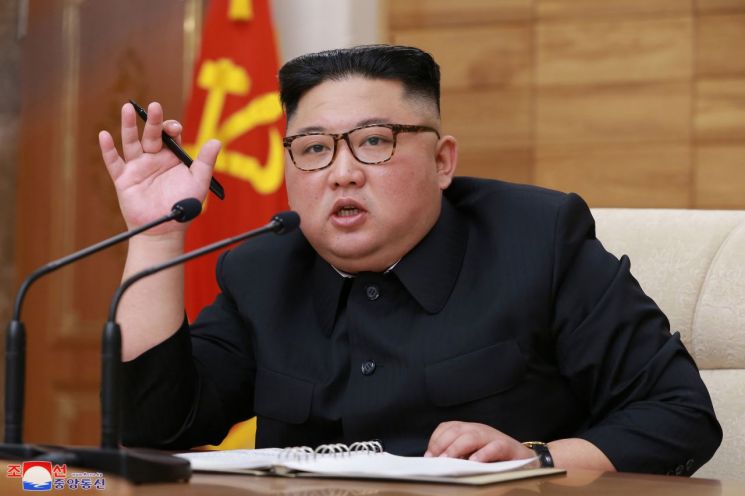 북한 김정은 국무위원장이 9일 노동당 중앙위원회 본부청사에서 열린 정치국 확대회의에서 발언을 하고 있다.