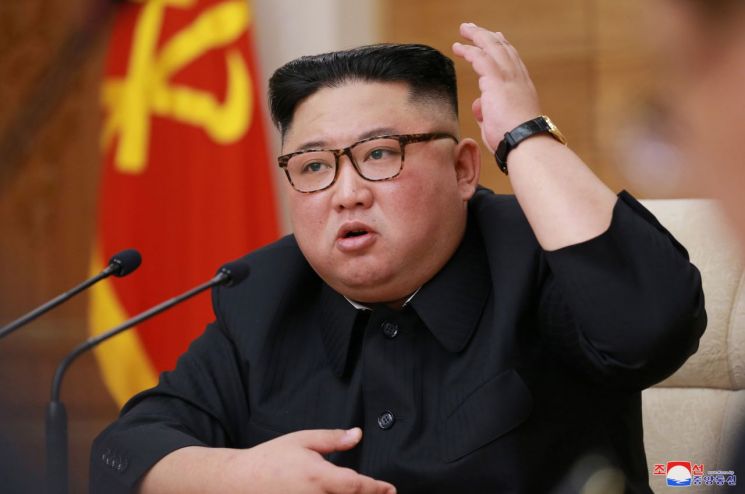 북한 김정은 국무위원장이 9일 노동당 중앙위원회 본부청사에서 열린 정치국 확대회의에서 발언을 하고 있다.