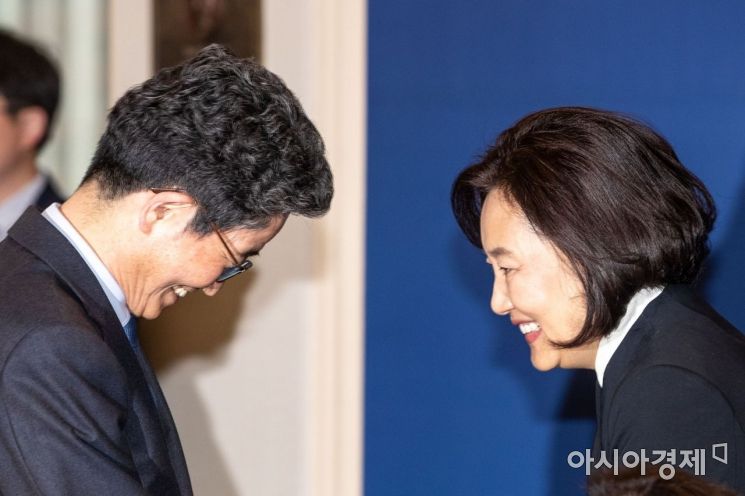 [포토] 인사하는 이목희 부위원장-박영선 장관