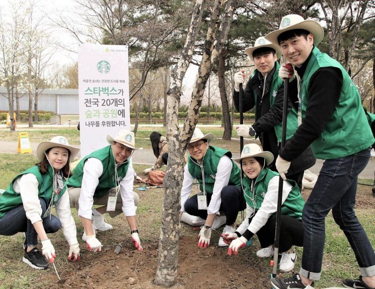 스타벅스 파트너 및 협력사 임직원이 함께 서울숲 화단 환경 정비 봉사활동을 전개하고 있다. 왼쪽에서 두번째 송호섭 스타벅스 대표이사.