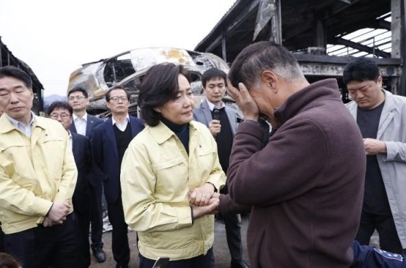 박영선 중기부 장관(가운데)이 강원지역 산불로 피해를 본 중소기업 현장을 방문해 위로하고 있다.