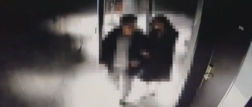성매수 남성(왼쪽)이 이른바 '풀살롱' 식 업소에서 술을 마신 뒤 여성과 함께 성매매를 위해 호텔 방으로 이동하는 모습. (사진=서울지방경찰청 제공)