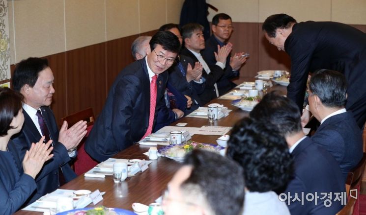 [포토] 참석자들 향해 인사하는 문성혁 장관