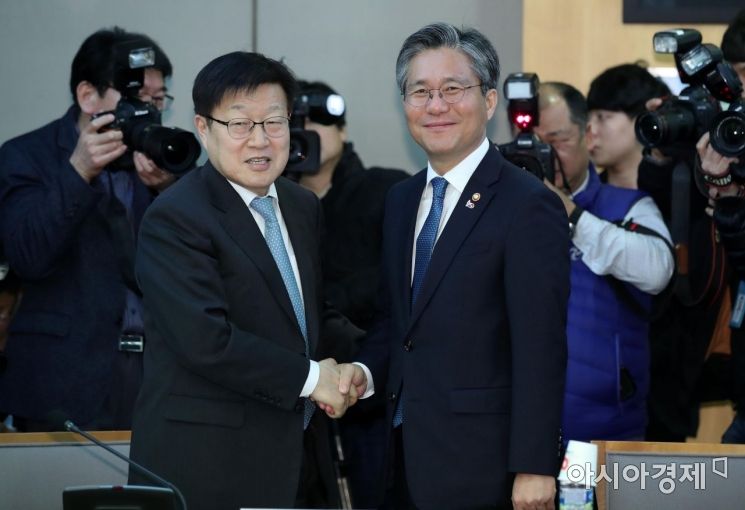 [포토] 악수하는 성윤모 장관과 김영주 회장