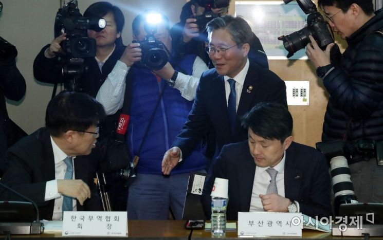 [포토] 민관합동 수출전략회의 참석하는 성윤모 장관