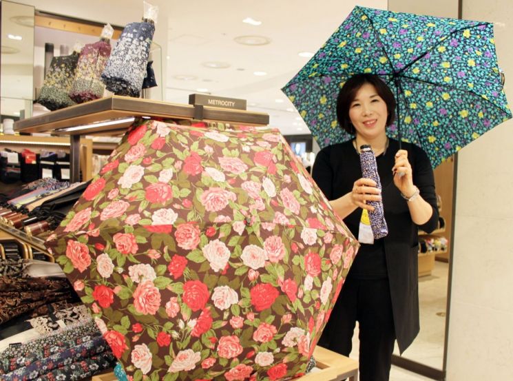광주신세계, 봄 반기는 꽃무늬 우산 선보여