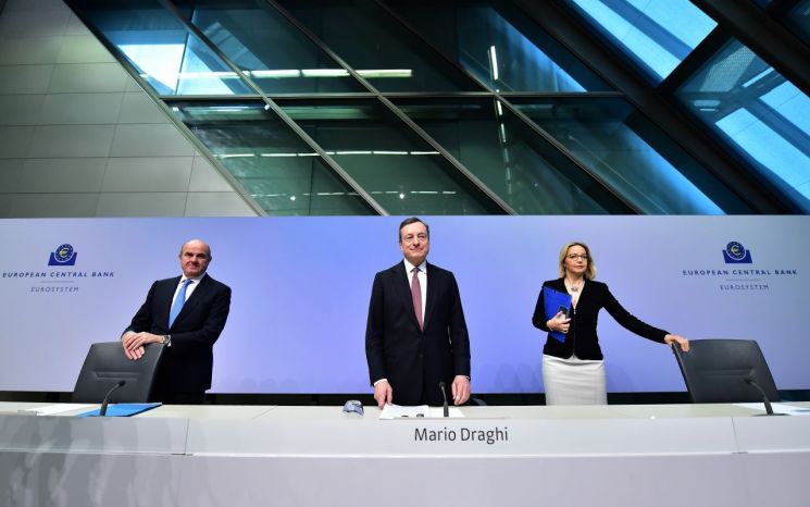 10일(현지시간) 독일 프랑크푸르트의 유럽중앙은행(ECB) 본부에서 마리오 드라기(가운데) ECB 총재가 기자회견장에 서 있다. [이미지출처=연합뉴스]