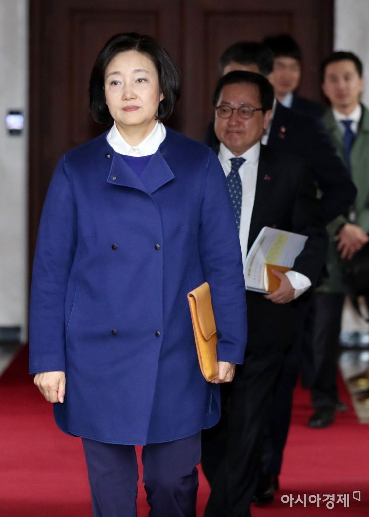 [포토] 국정현안점검회의 참석하는 박영선 장관