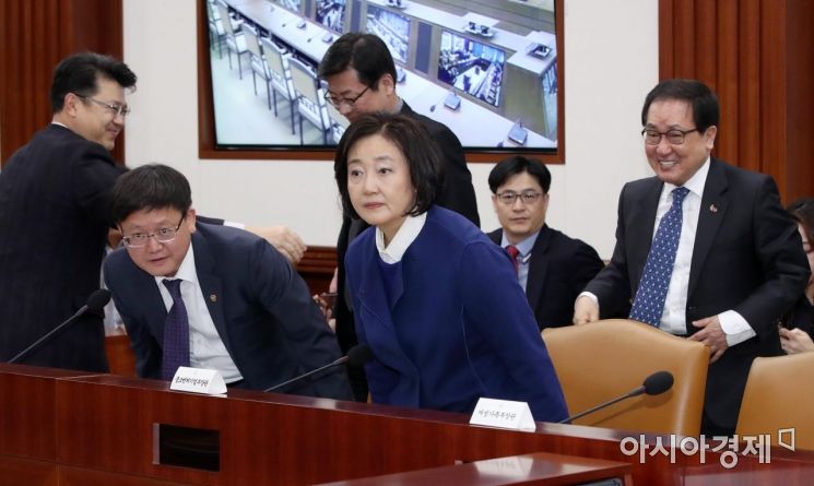 [포토] 국정현안회의 참석하는 박영선 장관