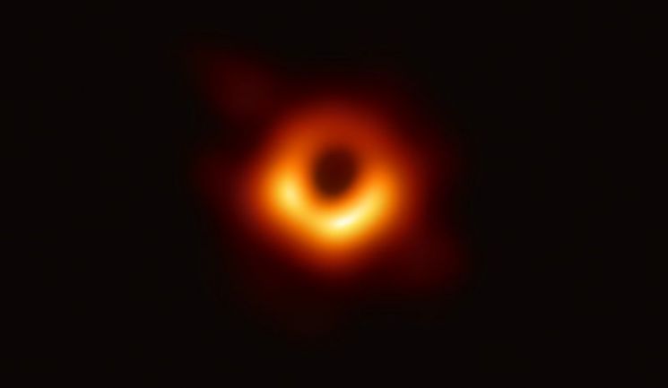 국내 천문학자를 포함한 사건지평선망원경(EHT·Event Horizon Telescope) 연구진은 거대은하 'M87' 중심부에 있는 블랙홀 관측에 성공했다고 10일 밝혔다. / 사진=연합뉴스