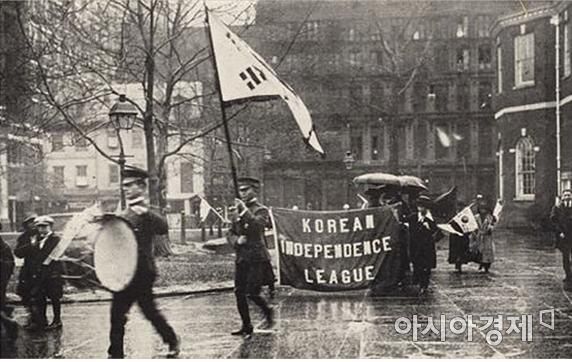 1919년 4월14일부터 16일까지 미국 필라델피아에서 열린 제1차 한인회의에서 만세 시가행진이 진행되고 있다. (사진=국가보훈처)