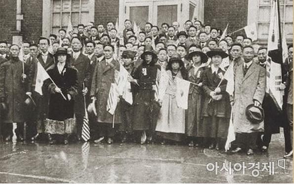 1919년 미국 필라델피아에서 열린 제1차 한인회의에 참가한 사람들이 기념사진을 찍고 있다. (사진=국가보훈처)