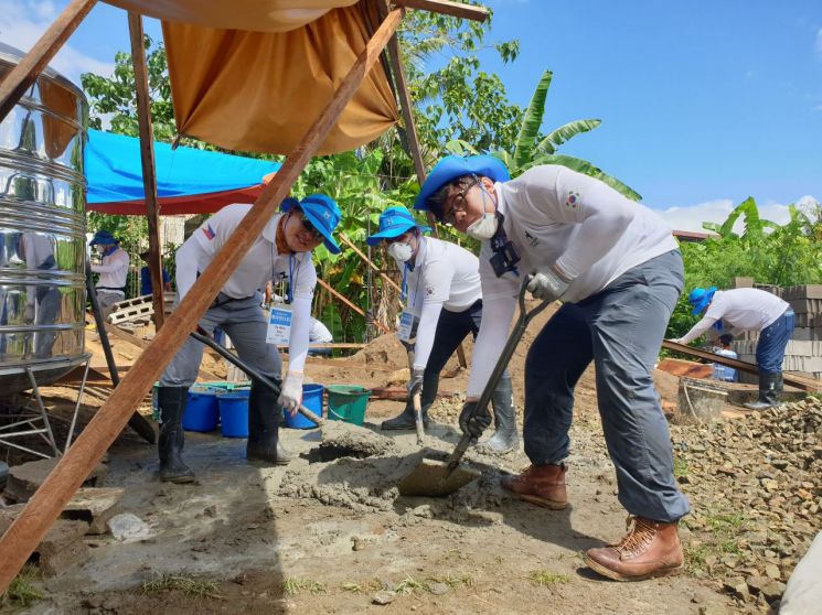 현대제철 글로벌 임직원 봉사단원들이 필리핀 직업훈련센터에서 봉사활동을 하고 있다.