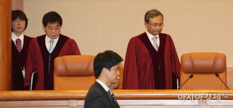 [포토] 대심판정 들어서는 유남석 헌재소장