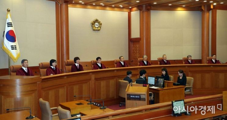 헌재 "판매를 목적으로 유사군복 소지하면 처벌하는 조항 합헌"