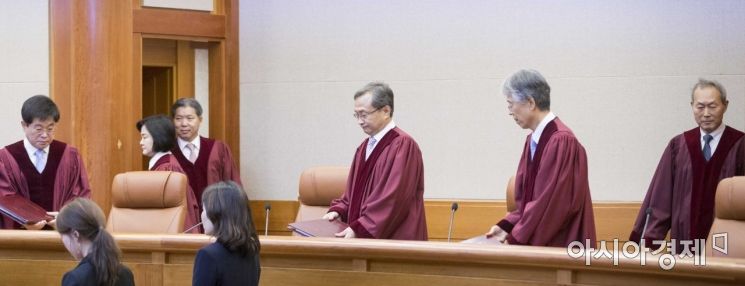 7대 2로 갈린 헌법재판관.. "낙태죄 헌법불합치" 결론