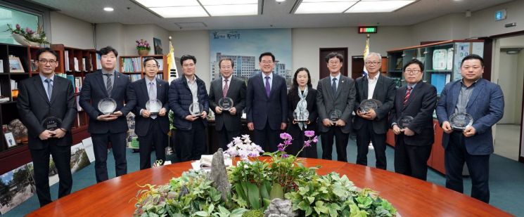 [포토]동대문구 ‘따뜻한 겨울나기 우수 기부자' 감사패 전달