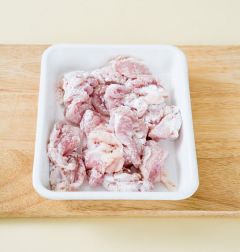 1. 닭고기는 한입 크기로 썰어 소금과 후춧가루를 뿌린 다음 녹말가루를 뿌려 옷을 입힌다.