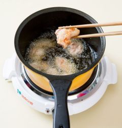 2. 180℃의 튀김기름에 닭고기를 넣어 노릇노릇하게 튀긴다.