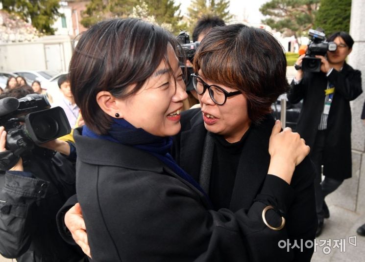 낙태죄에 대한 위헌판결이 난 11일 서울 헌법재판소에서 위헌소송 대리변호사들이 즐거운 표정으로 포옹을 하고 있다./강진형 기자aymsdream@