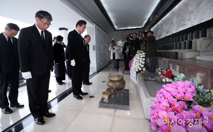 [포토] 무후선열제단 참배하는 이낙연 총리