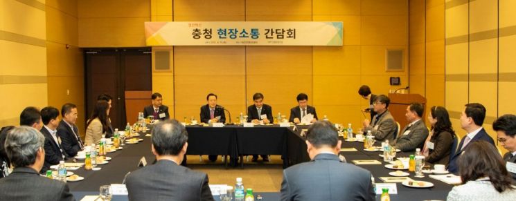 윤대희 신용보증기금 이사장(정면 좌측 두 번째)이 11일 대전에서 개최된 ‘열린혁신 충청 현장소통 간담회’에서 중소기업의 애로사항을 청취하고 있다.