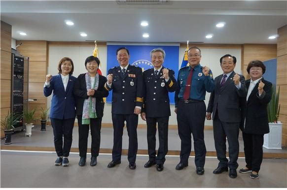 서영교 의원(왼쪽에서 두번째)과 김성구 중랑서장(오른쪽에서 세번째). (사진=서울중랑경찰서 제공)