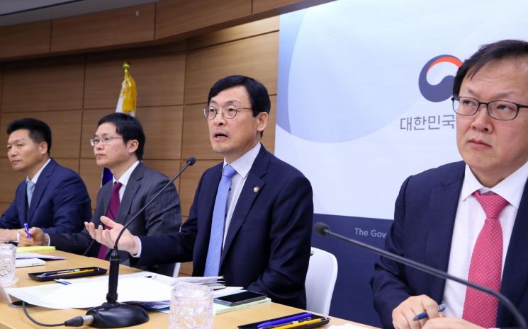 '세수환경 안좋은데…유가 급등에 유류세 단계적 환원' 