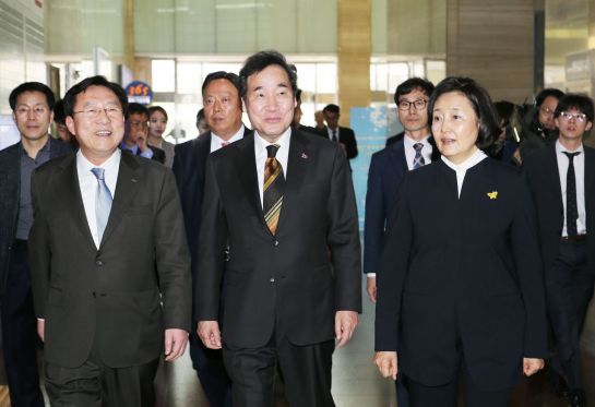 이낙연(앞줄 가운데) 국무총리, 박영선(앞줄 오른쪽) 중소벤처기업부 장관, 김기문(앞줄 왼쪽) 중소기업중앙회 회장이 12일 서울 여의도 중소기업중앙회에서 열린 '청년 스마트 일자리 프로젝트 선포식'에 참석하기 위해 행사장에 들어서고 있다.