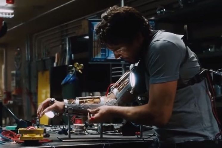 영화 '아이언맨'의 주인공 토니 스타크가 소형원자로인 '아크리액터'를 동력원으로 슈트를 만들고 있는 장면. [사진=영화 '아이언맨' 스틸컷]