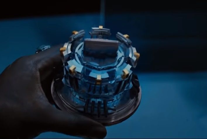 영화 '아이언맨'에서 주인공 토니 스타크의 가슴에 박힌 소형원자로 '아크리엑터'는 무려 3기가와트의 출력을 내는 것으로 묘사됩니다. 현실에서 상용화될 수 있다면 지구의 미래는 밝아질 수 있습니다. [사진=영화 '아이언맨' 스틸컷]