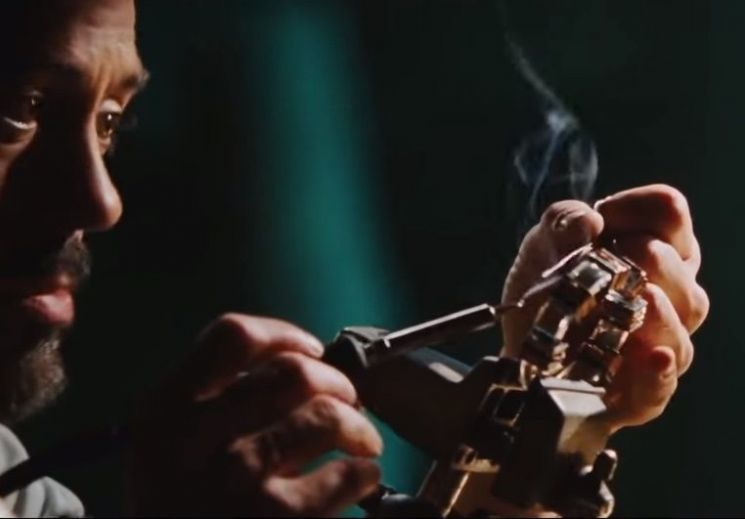 영화 '아이언맨'의 주인공 토니 스타크가 소형원자로인 '아크리액터'를 만들고 있는 장면. [사진=영화 '아이언맨' 스틸컷]
