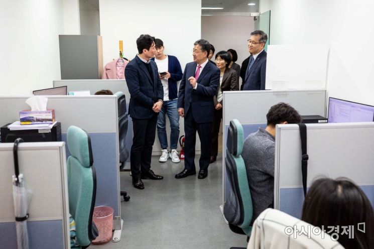 [포토] 관광벤처보육센터 찾은 박양우 장관