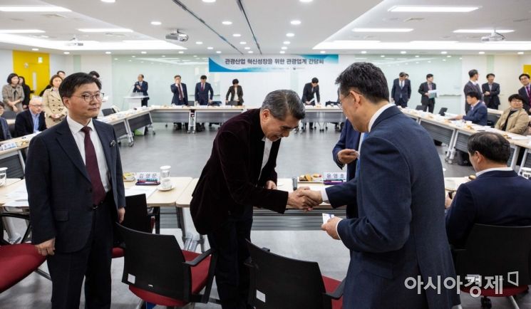 [포토] 참석자들과 인사하는 박양우 장관