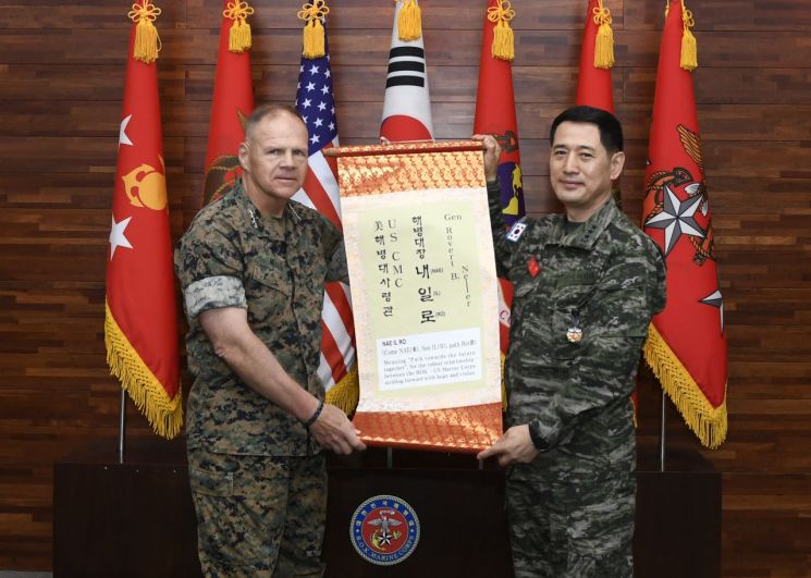 지난 3월28일 경기도 화성시 해병대사령부에서 로버트 넬러 미 해병대사령관(대장)과 전진구 해병대사령관(중장)이 넬러 사령관의 한국이름 '내일로(來日路)'가 새겨진 전통족자를 들고 기념촬영을 하고 있다. (사진=해병대사령부)