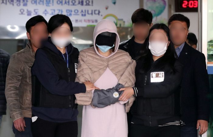 마약을 투약한 혐의를 받는황하나(31)씨가 지난 6일 오후 구속 전 피의자 심문(영장실질심사)을 위해 경기도 수원시 수원남부경찰서를 나서고 있다/사진=연합뉴스