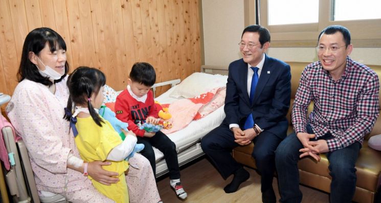 이용섭 시장, 세 번 연속 쌍둥이 출산 부부 방문 축하