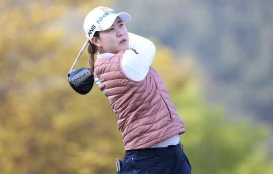 박민지가 셀트리온 퀸즈마스터즈 첫날 10번홀에서 티 샷을 하고 있다. 사진=KLPGA