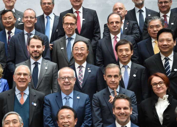 홍남기 부총리 겸 기획재정부 장관이 12일(현지시간) 미국 워싱턴 국제통화기금(IMF)에서 열린 G20 재무장관 회의에 참석해 각국 참석자들과 기념사진을 찍고 있다.