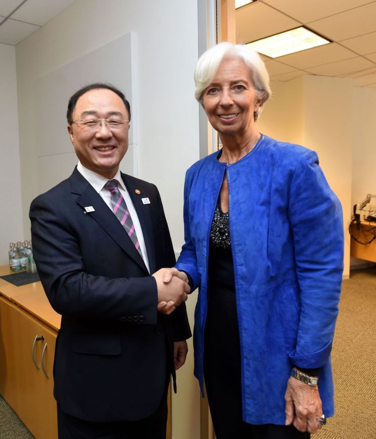 IMF/WB 춘계회의 참석차 미국 워싱턴을 방문 중인 홍남기 부총리 겸 기획재정부 장관이 12일(현지시간) 국제통화기금(IMF)에서 크리스틴 라가르드 IMF 총재와 면담에 앞서 악수하며 인사를 나누고 있다.