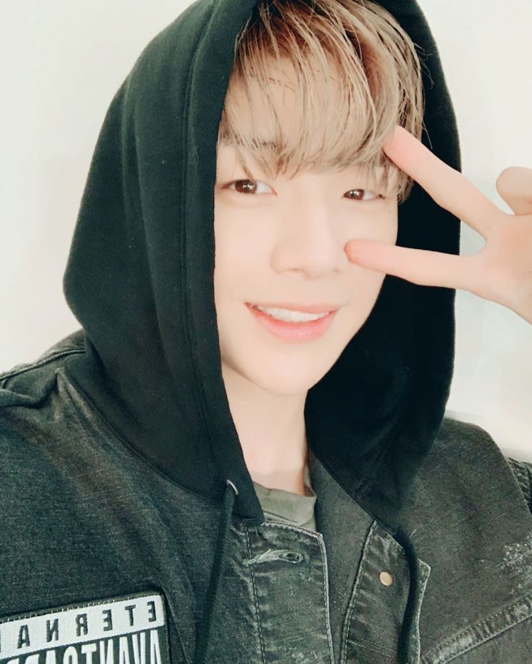 강다니엘... 아이돌차트 55주 연속 최다 득표 달성