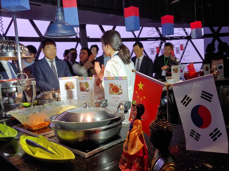 한중 우호주간에 중국 상하이 동방명주에서 열린 'K-Food 홍보행사'에 참석한 오병석 농식품부 식품산업정책실장이 행사 관계자 설명을 듣고 있다.