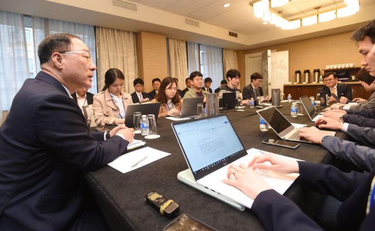 홍남기 "경유세 인상, 신중해야…車 개소세·주세 다음달 발표"
