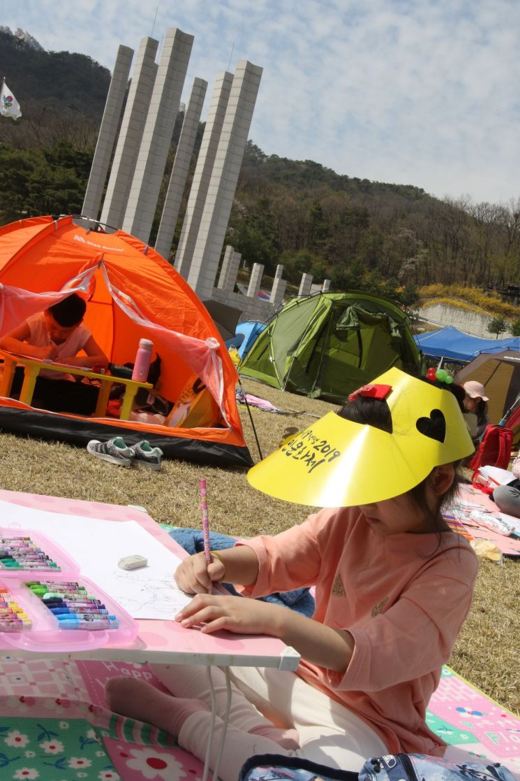 13일 국립4·19민주묘지에서 열린 4.19혁명 제59주년 기념 ‘4·19 전국학생 그림그리기 & 글짓기대회’에 참가한 학생(들)이 나라사랑을 주제로 그림그리기 하고 있다.