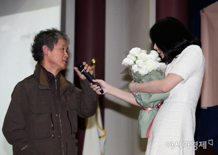 [포토]하얀 꽃다발 받는 윤지오