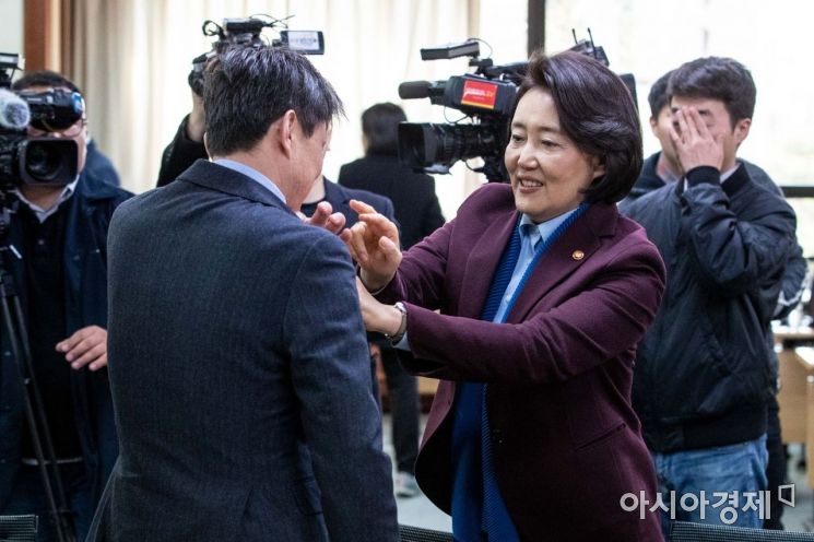 [포토]참석자들과 인사하는 박영선 장관