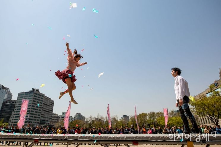 [포토] 꽃가루 날리는 서울광장